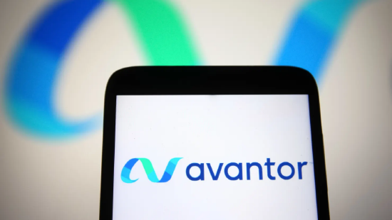 智能手机上显示着 Avantor 的标志。