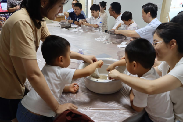 玖富智配 童趣与探索交织，“工程师课堂”在“世界之最”多功能铺排船上开展