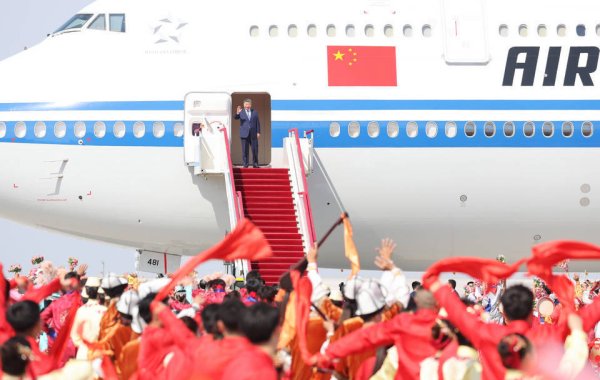启运配资 习近平率中央代表团抵达乌鲁木齐出席新疆维吾尔自治区成立70周年庆祝活动