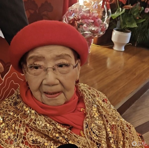 今裕堂 “老舅妈”滑稽表演艺术家嫩娘迎来百岁生日，她用一句唱抒发快乐